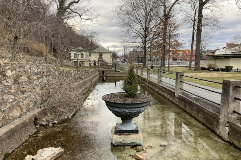 Berkeley Springs, hot springs