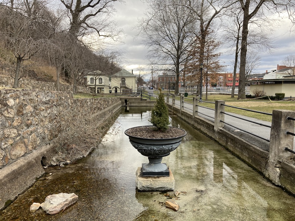 Berkeley Springs, hot springs